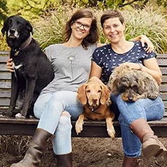 Anne und Antje von Hansehund mit ihren Hunden