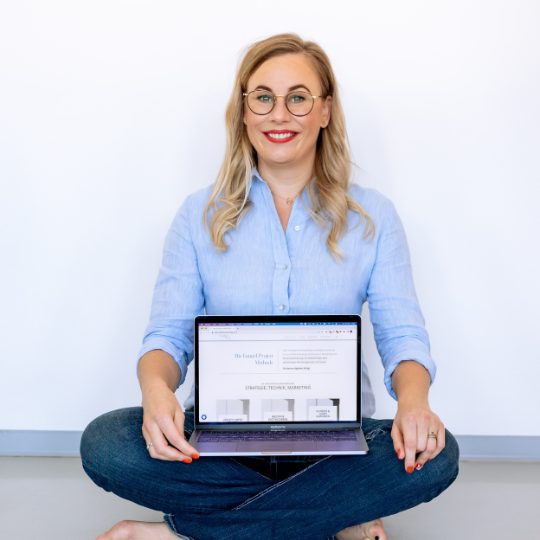 Maria Heindorf sitzend mit Laptop