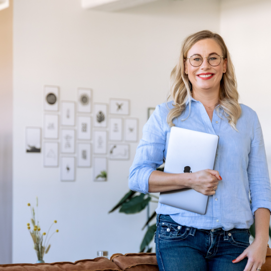 Maria Pabst stehend mit Laptop